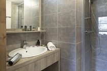 Les Clarines - badkamer met douche en wastafel